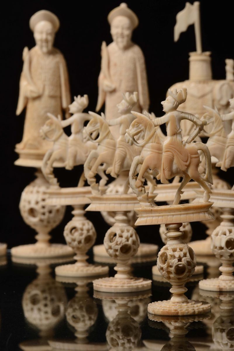 Pedine degli Scacchi in Avorio Scolpito e Laccato, Cina, Dinastia Qing, XIX Secolo