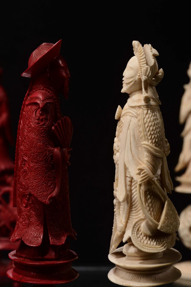 Pedine degli Scacchi in Avorio Scolpito e Laccato, Cina, Dinastia Qing, XIX Secolo
