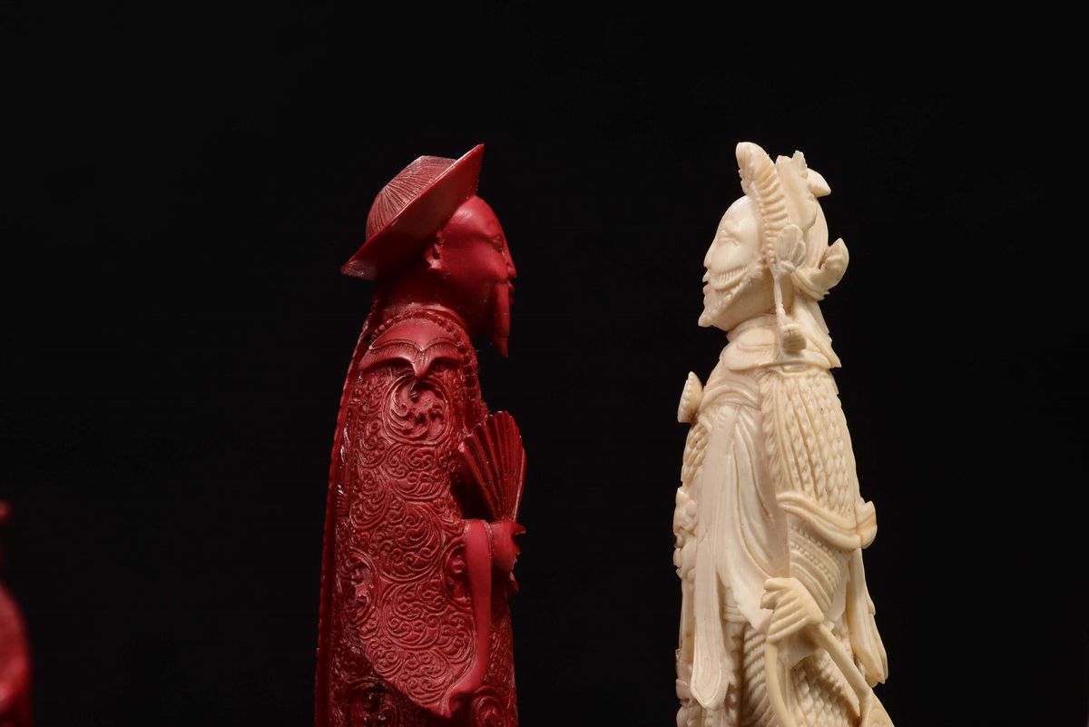 Pedine degli Scacchi in Avorio Scolpito e Laccato, Cina, Dinastia Qing, XIX Secolo