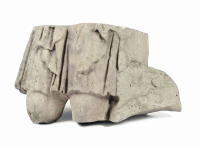 Antico Frammento di Statua con Panneggio in Marmo