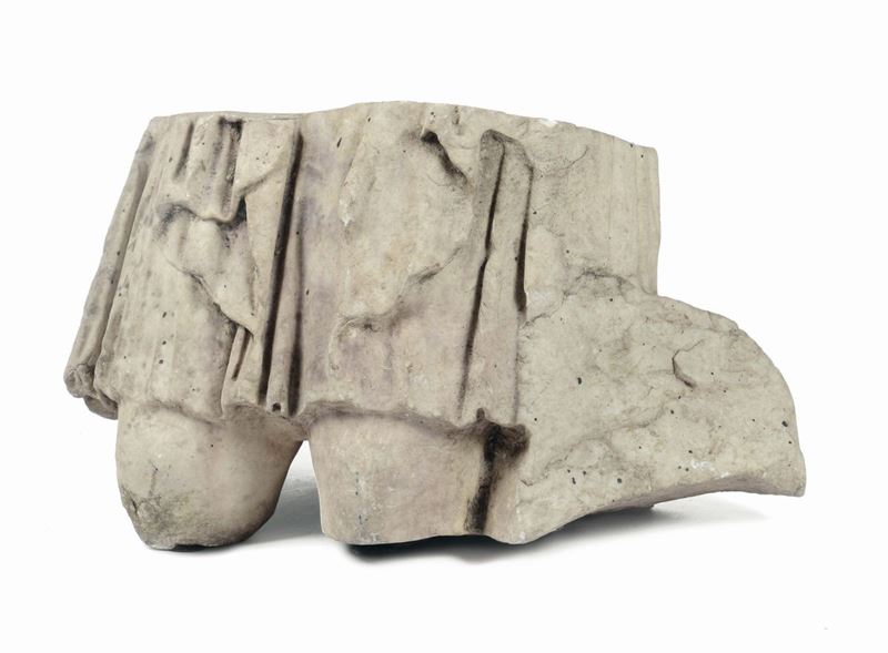 Antico frammento di statua con panneggio in marmo  - Auction Antique and Old Masters - Cambi Casa d'Aste