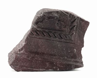 Antico Frammento in Porfido Rosso con Decori a Treccia e Cornice Modanata, Lapicida Romano Probab...