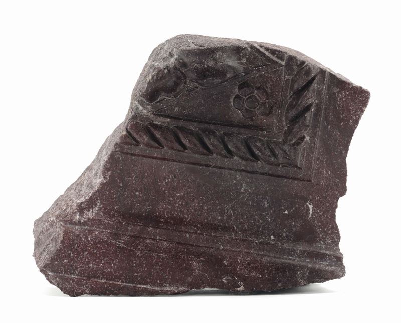 An ancient red porphyry fragment with plaited decoration and moulded frame Roman stone-cutter probably 19th century  - Auction Sculpture and Works of Art - Cambi Casa d'Aste