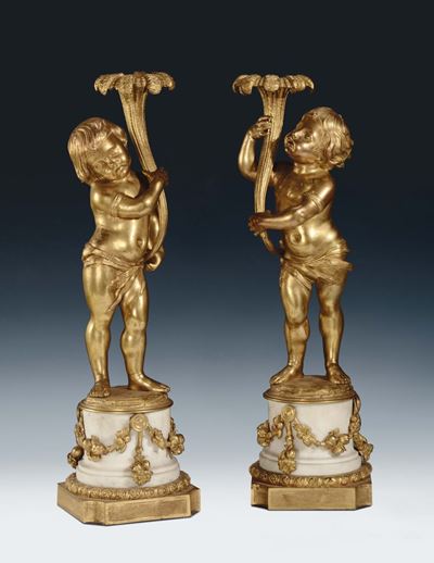 Coppia di Candelieri con Putti in Bronzo Dorato su Base in Marmo Bianco, Francia Seconda Metà del...