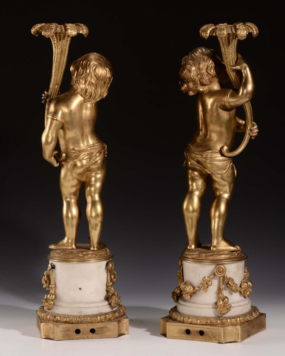 Coppia di Candelieri con Putti in Bronzo Dorato su Base in Marmo Bianco, Francia Seconda Metà del...