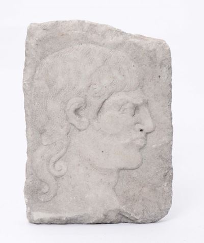 Frammento con Rilievo di Testa di Guerriero Dall'antico