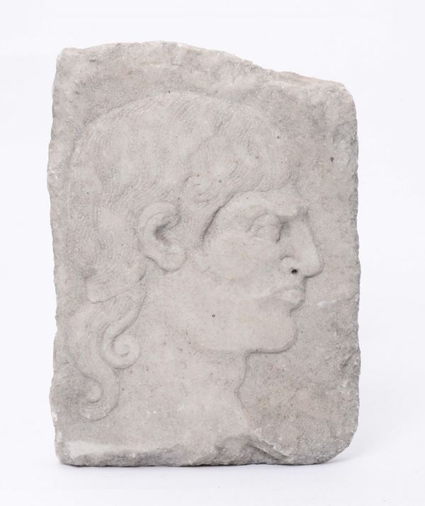 Frammento con rilievo di testa di guerriero dall'antico