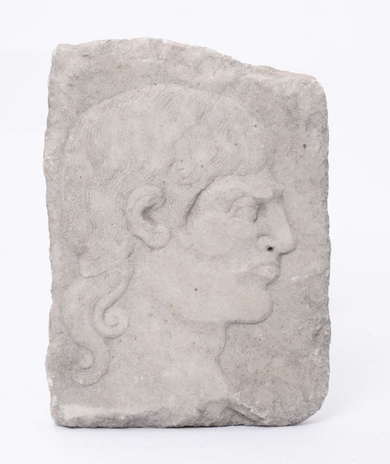 Frammento con rilievo di testa di guerriero dall'antico  - Asta Antiquariato, Affidamenti da raffinate dimore private - Cambi Casa d'Aste