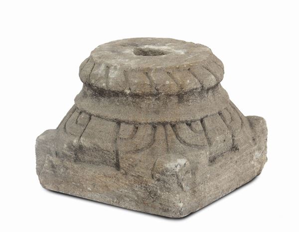 Antico capitello in pietra