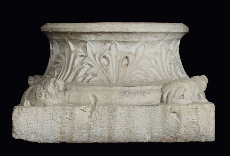 Base di colonna in pietra scolpita con decori fitoformi e figure di animali, opera in stile romanico,  probabile XIX secolo  - Asta Antiquariato, Affidamenti da raffinate dimore private - Cambi Casa d'Aste
