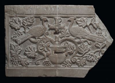 Lastra in Marmo Scolpito con Motivi Simbolici, Lapicida del XIX-XX Secolo