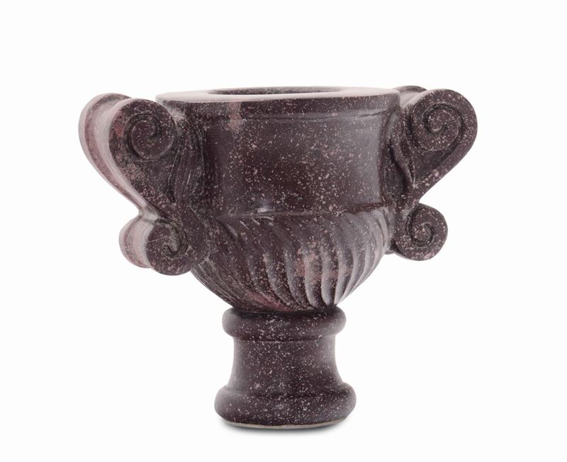 Vaso biansato in porfido, probabile arte romana del XIX secolo  - Asta Scultura e Oggetti d'Arte - Cambi Casa d'Aste