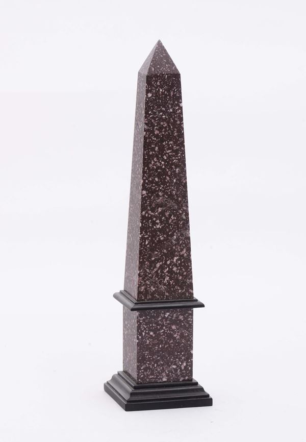 Piccolo obelisco in porfido, Italia XX secolo