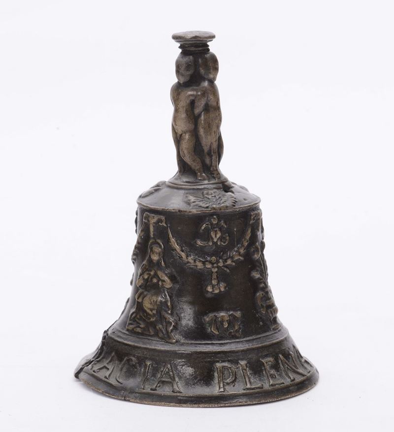 Campanello in bronzo fuso e cesellato, bronzista del XVII secolo  - Asta Scultura e Oggetti d'Arte - Cambi Casa d'Aste