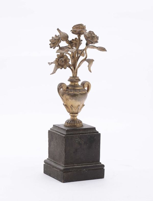 Vasetto biansato in bronzo dorato con fiori