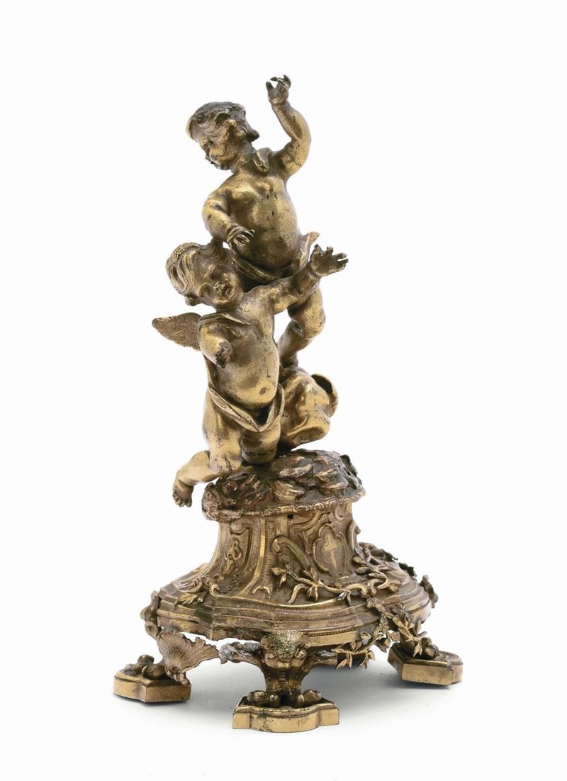 Gruppo con putti su base in bronzo dorato, Italia XVIII secolo  - Asta Antiquariato, Affidamenti da raffinate dimore private - Cambi Casa d'Aste