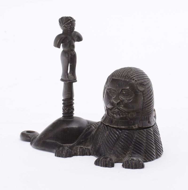 Calamaio in bronzo fuso e cesellato a guisa di sfinge accovacciata con figura femminile su colonna, arte tedesca del XIX secolo  - Asta Antiquariato, Affidamenti da raffinate dimore private - Cambi Casa d'Aste