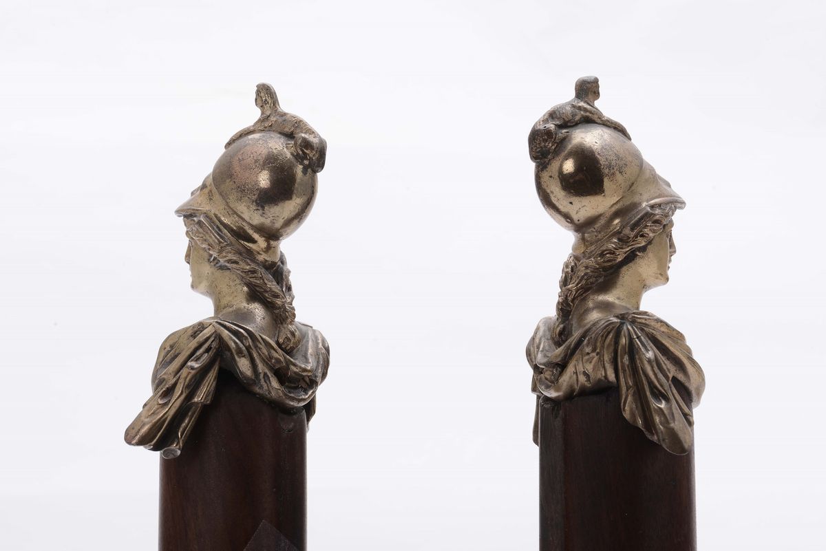 Coppia di Busti Raffiguranti Figure con Elmo in Bronzo Dorato, XVIII Secolo