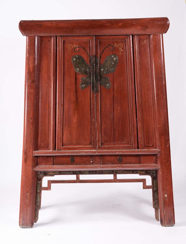 Armadio in legno laccato rosso a due ante, Cina XIX secolo