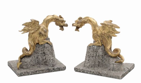 Coppia di draghi alati in bronzo fuso, cesellato e dorato, probabile manifattura francese del XVIII-XIX secolo