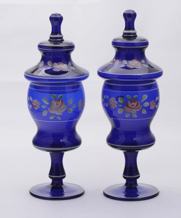 Coppia di vasicon coperchio in vetro blu, XX secolo
