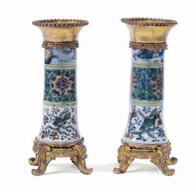 Coppia di Vasetti in Porcellana Imari con Montatura in Bronzo Dorato, XIX Secolo