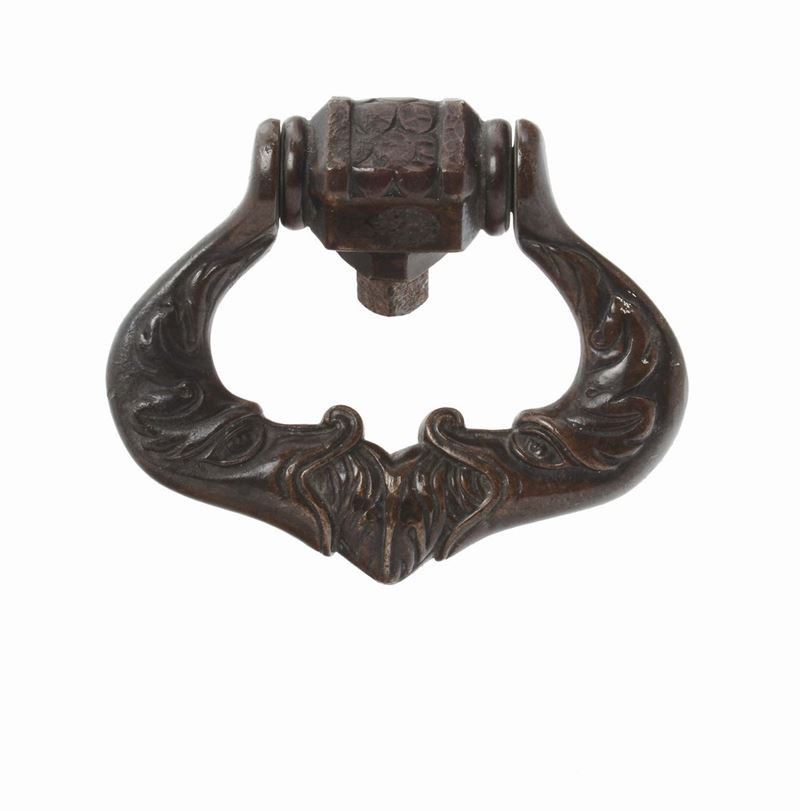 Battente in bronzo fuso e cesellato a foggi a di tritoni, XVII secolo  - Auction Antique and Old Masters - Cambi Casa d'Aste