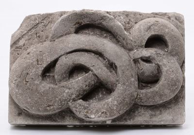 Frammento in Marmo Scolpito Raffigurante Infinito, XIV Secolo