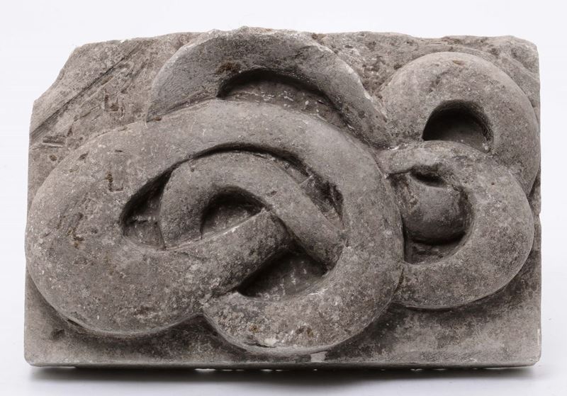 Frammento in marmo scolpito raffigurante infinito, XIV secolo  - Asta Antiquariato, Affidamenti da raffinate dimore private - Cambi Casa d'Aste