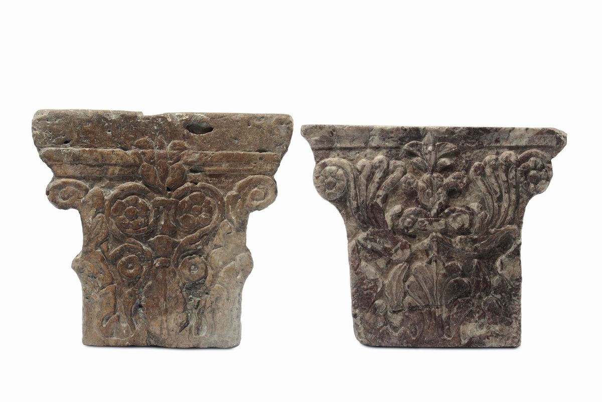 Collezione di Sei Capitelli di Lesena in Diversi Marmi Colorati