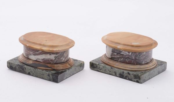 Coppia di basette ovali in marmi colorati, Italia XX secolo