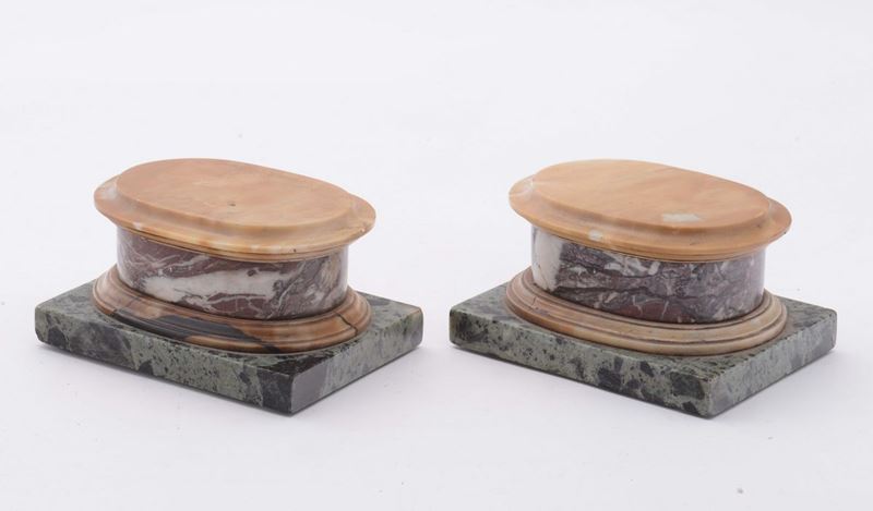 Coppia di basette ovali in marmi colorati, Italia XX secolo  - Auction Fine Arts from refined private house - Cambi Casa d'Aste