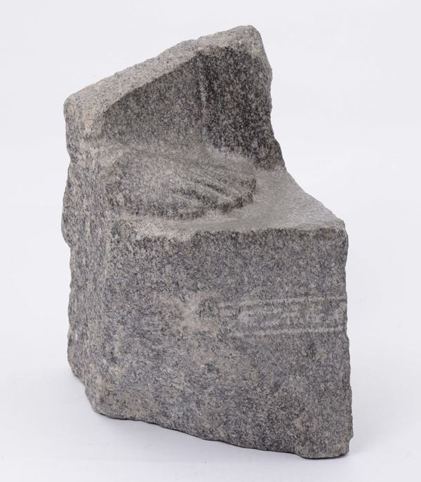 Frammento in granito grigio di Assuan con iscrizione egizia