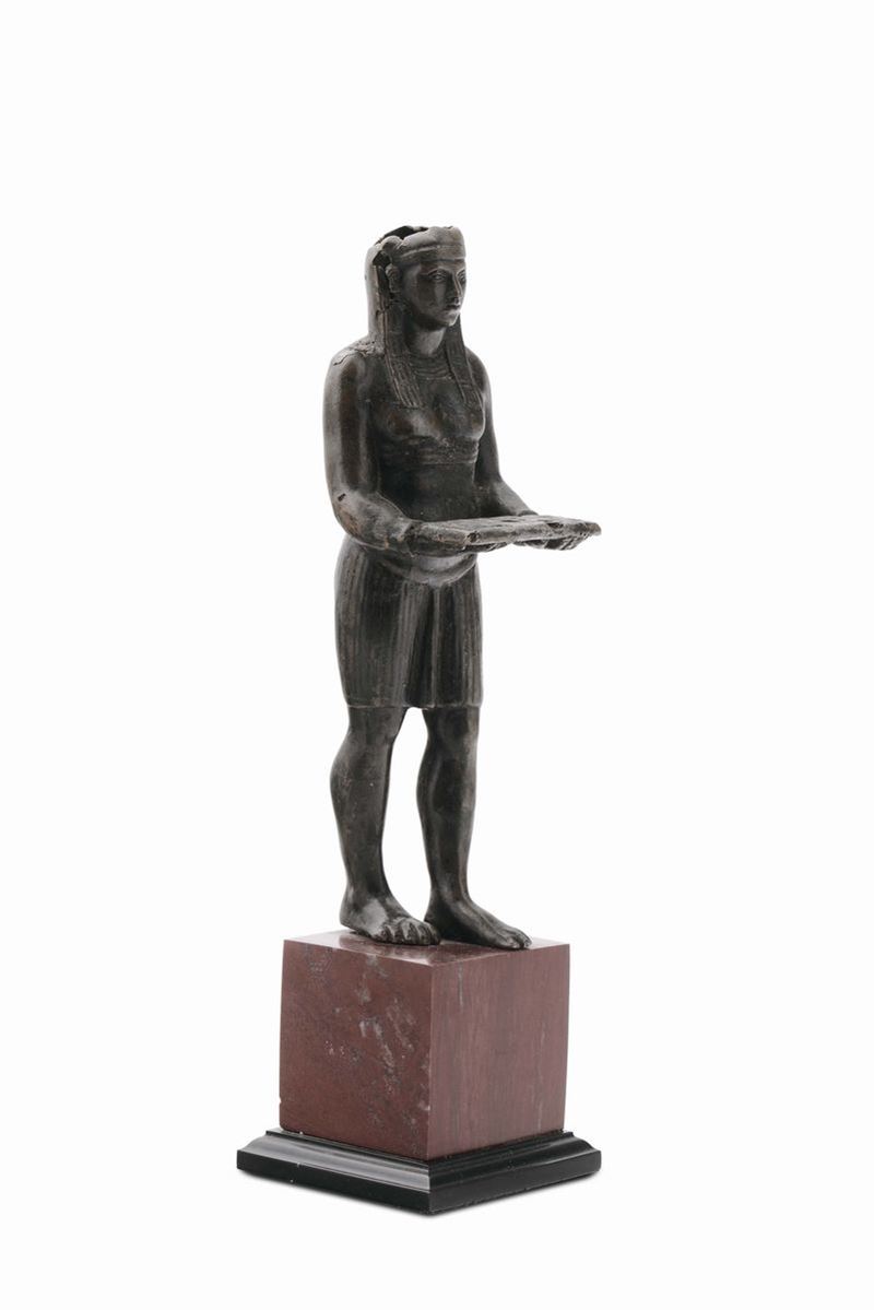 Figura egizia in bronzo fuso e cesellato, manifattura italiana (Roma) del XIX secolo  - Asta Antiquariato, Affidamenti da raffinate dimore private - Cambi Casa d'Aste