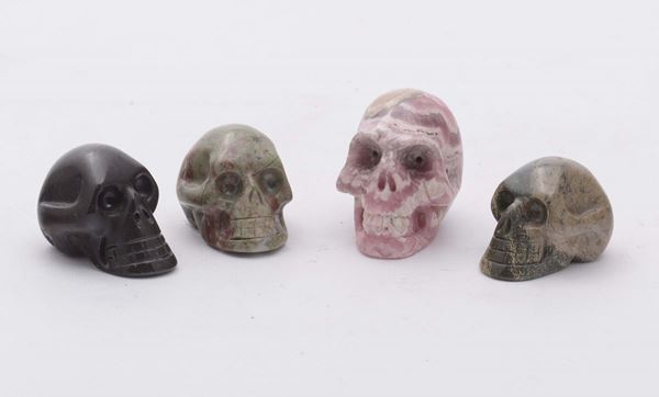 Quattro memento mori in marmi colorati