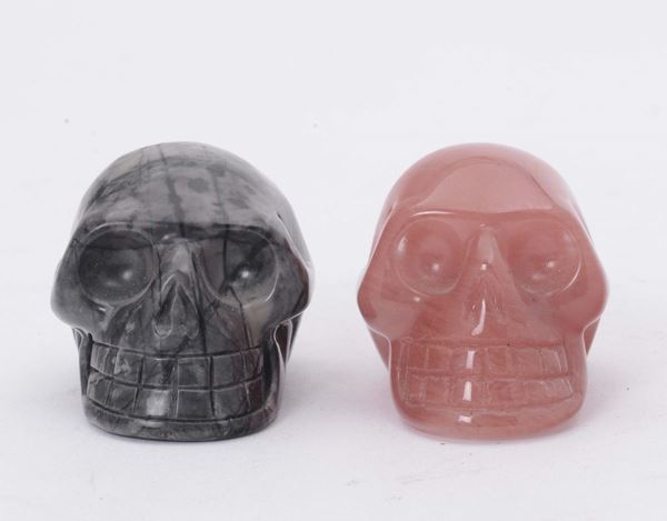 Due piccoli memento mori in marmo e corniola