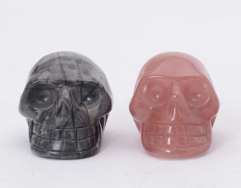 Due piccoli memento mori in marmo e corniola  - Asta Antiquariato, Affidamenti da raffinate dimore private - Cambi Casa d'Aste