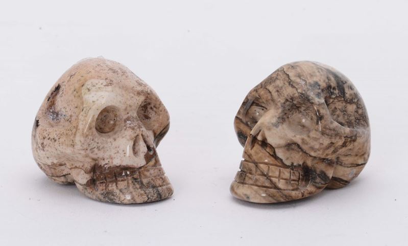 Due piccoli memento mori in marmo colorato  - Asta Antiquariato, Affidamenti da raffinate dimore private - Cambi Casa d'Aste