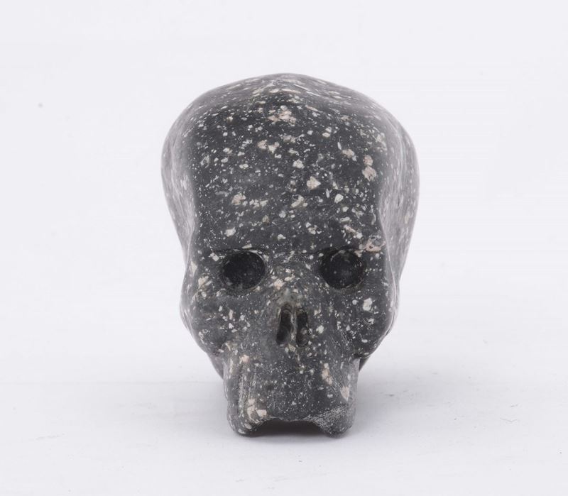 Memento mori in porfido nero  - Asta Antiquariato, Affidamenti da raffinate dimore private - Cambi Casa d'Aste