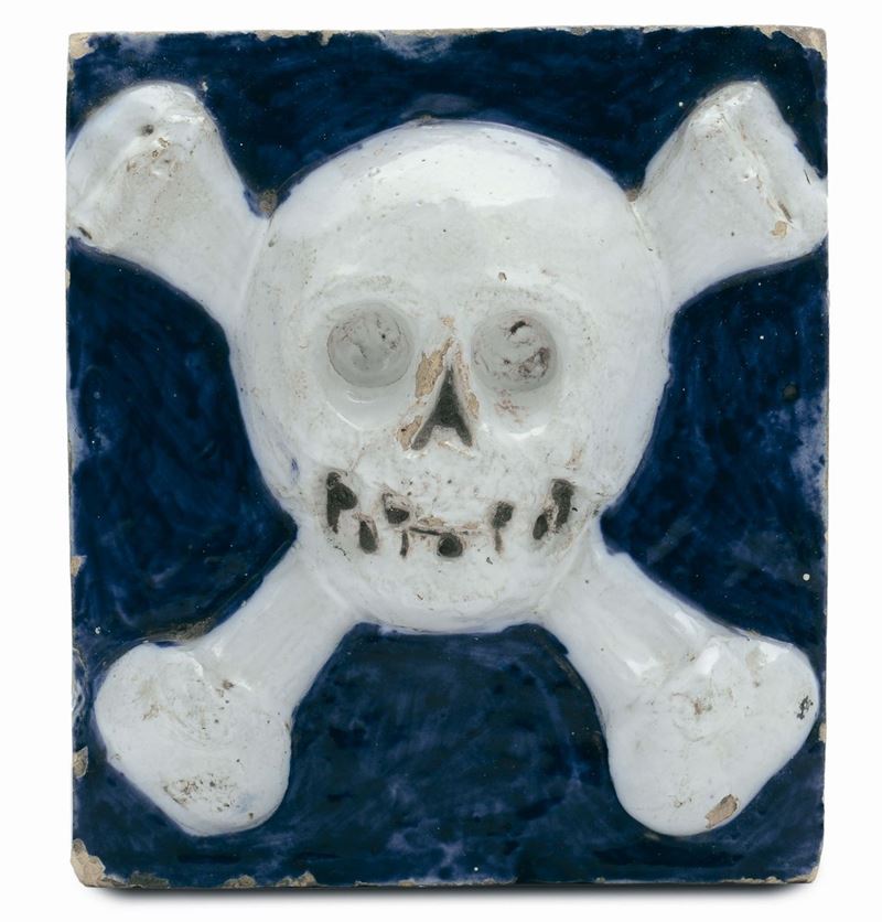 Formella in maiolica invetriata con memento mori  - Asta Antiquariato, Affidamenti da raffinate dimore private - Cambi Casa d'Aste