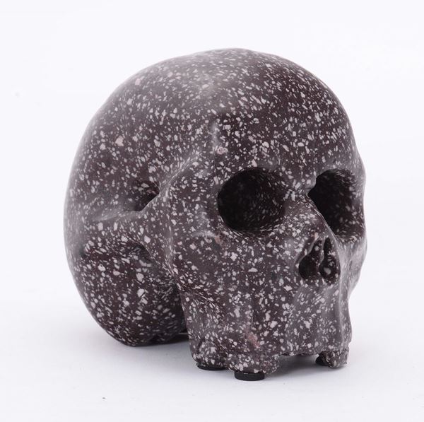 Grande memento mori in porfido rosso