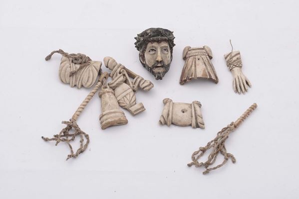 Serie di otto intagli in osso raffiguranti simboli della Passione e volto di Cristo coronato di spine, arte indo-portoghese del XVII secolo