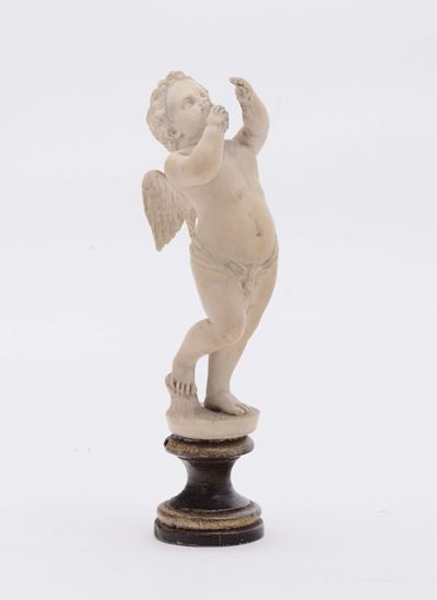 Scultura in Avorio Raffigurante Putto Alato su Base Lignea Tornita ed Ebanizzata, Arte Tedesca de...