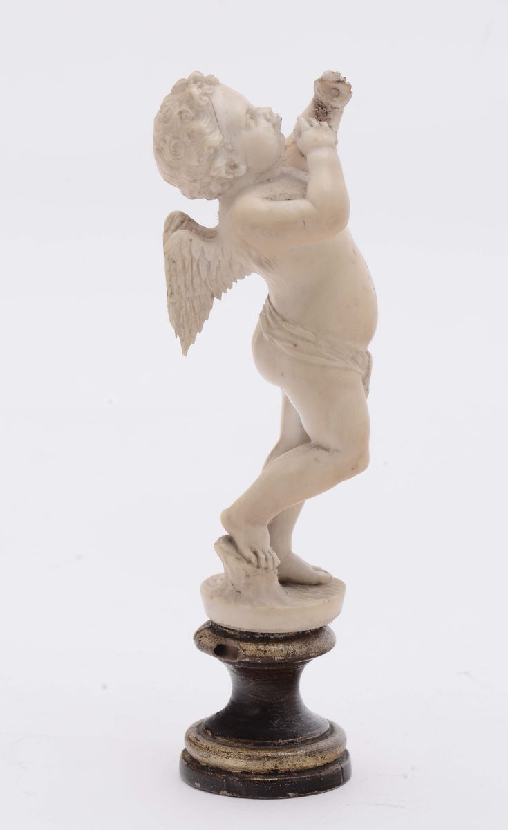 Scultura in Avorio Raffigurante Putto Alato su Base Lignea Tornita ed Ebanizzata, Arte Tedesca de...