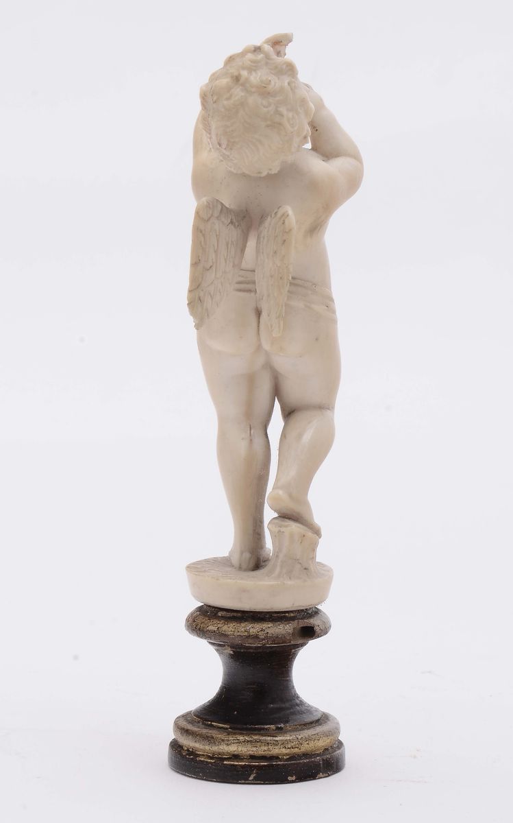 Scultura in Avorio Raffigurante Putto Alato su Base Lignea Tornita ed Ebanizzata, Arte Tedesca de...