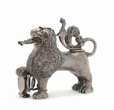 Piccolo Versatoio a Forma di Leone in Argento, XX Secolo