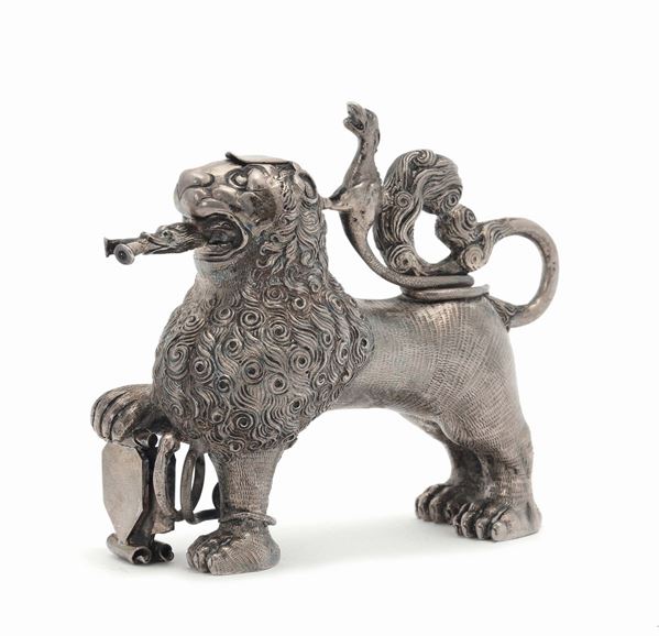 Piccolo versatoio a forma di leone in argento, XX secolo
