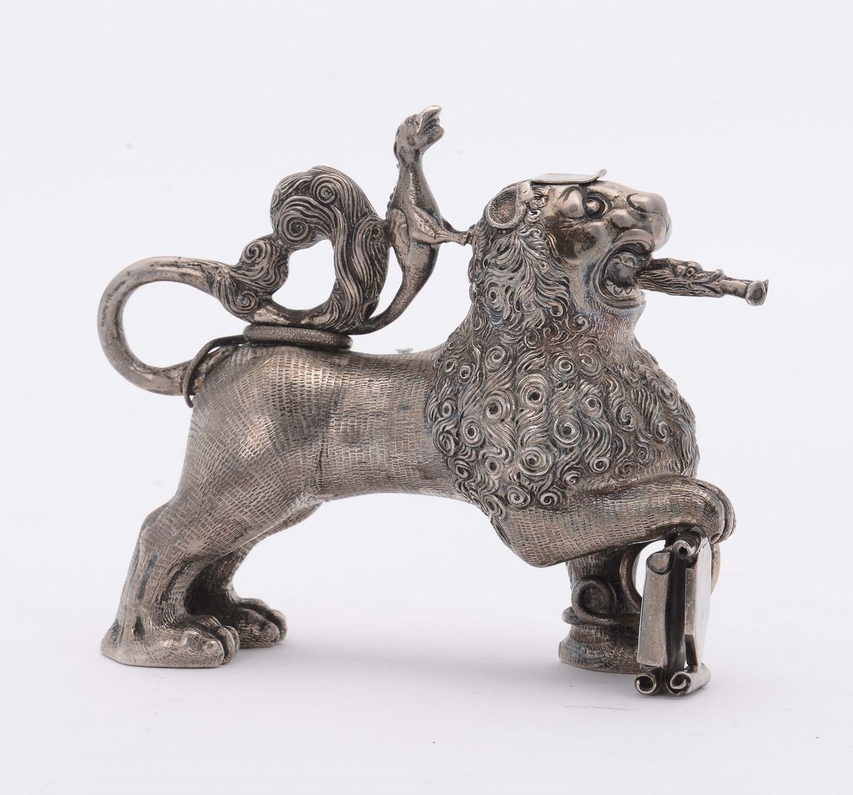 Piccolo Versatoio a Forma di Leone in Argento, XX Secolo