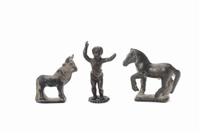 Tre Figure Antiche in Bronzo Raffiguranti Cavallo, Toro e Fanciullo