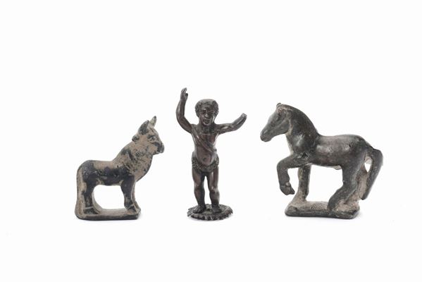 Tre figure antiche in bronzo raffiguranti cavallo, toro e fanciullo